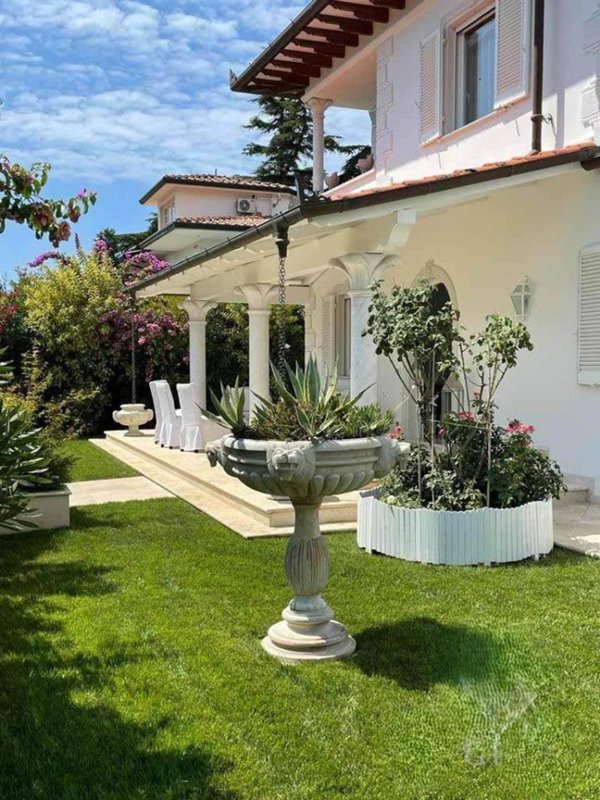 casa indipendente in vendita a Pietrasanta in zona Tonfano