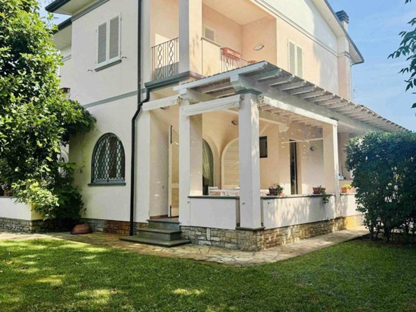 casa indipendente in vendita a Pietrasanta in zona Tonfano