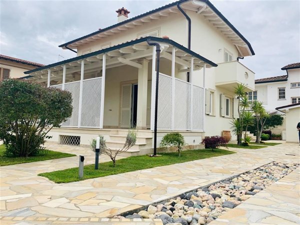 casa indipendente in vendita a Pietrasanta in zona Tonfano