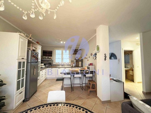 casa indipendente in vendita a Pietrasanta in zona Vignone