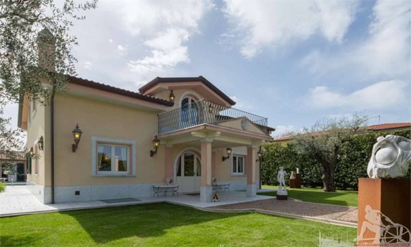 casa indipendente in vendita a Pietrasanta in zona Crociale
