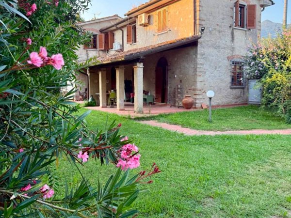 casa indipendente in vendita a Pietrasanta in zona Strettoia