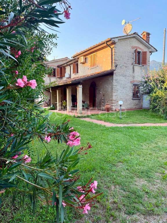 casa indipendente in vendita a Pietrasanta in zona Strettoia