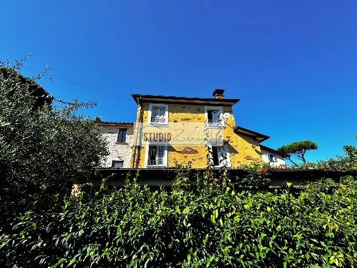 casa indipendente in vendita a Pietrasanta in zona Crociale