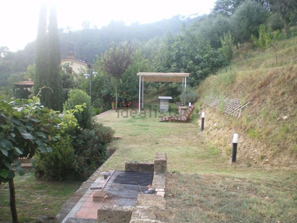 casa indipendente in vendita a Pietrasanta in zona Strettoia
