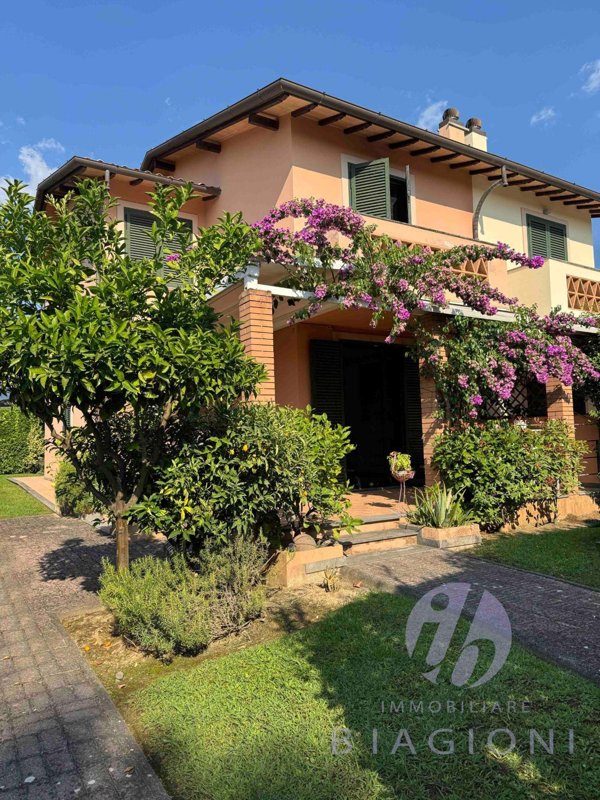 casa indipendente in vendita a Pietrasanta in zona Vignone