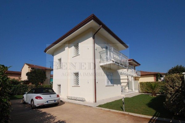 casa indipendente in vendita a Pietrasanta in zona Tonfano