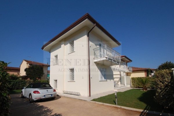 casa indipendente in vendita a Pietrasanta in zona Tonfano