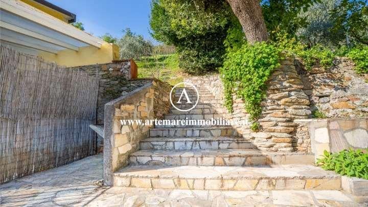 casa indipendente in vendita a Pietrasanta in zona Strettoia
