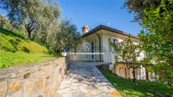 casa indipendente in vendita a Pietrasanta in zona Strettoia