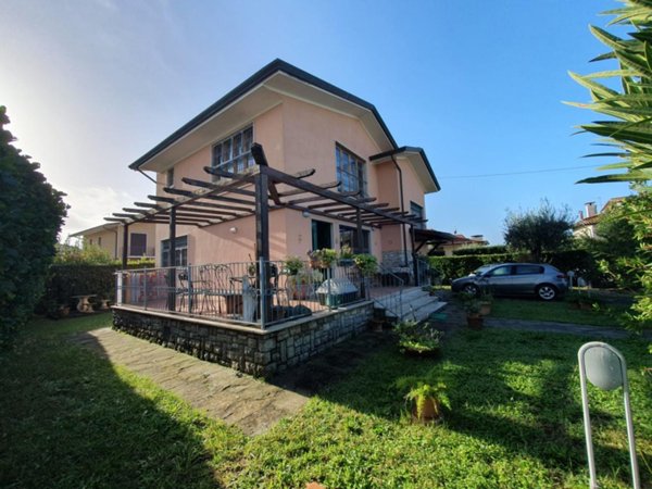 casa indipendente in vendita a Pietrasanta in zona Marina di Pietrasanta