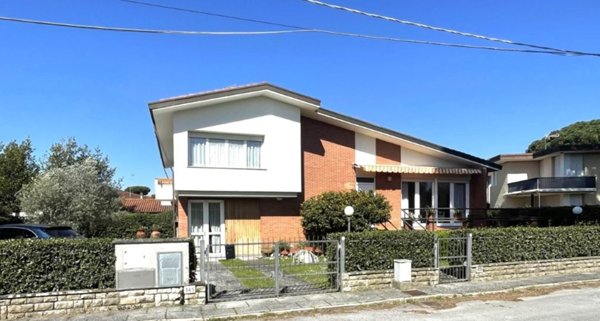 casa indipendente in vendita a Pietrasanta in zona Tonfano