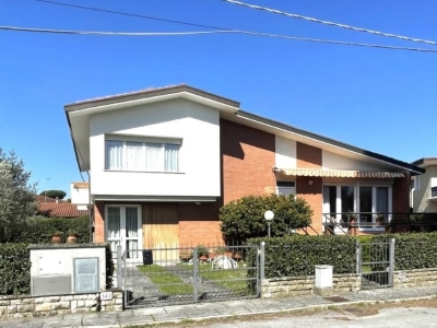 casa indipendente in vendita a Pietrasanta in zona Tonfano