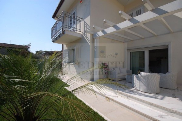 casa indipendente in vendita a Pietrasanta in zona Tonfano
