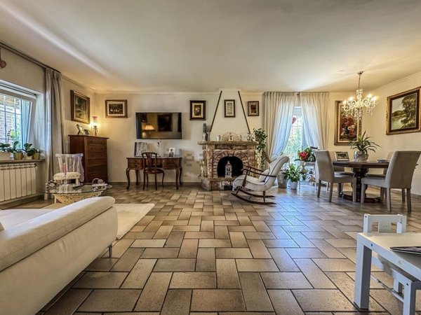 casa indipendente in vendita a Pietrasanta in zona Strettoia