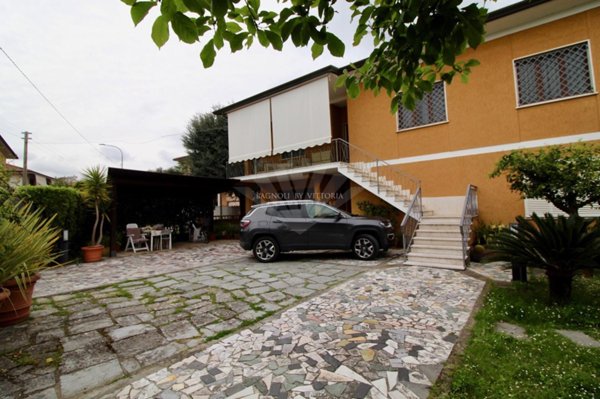 negozio in vendita a Pietrasanta in zona Marina di Pietrasanta