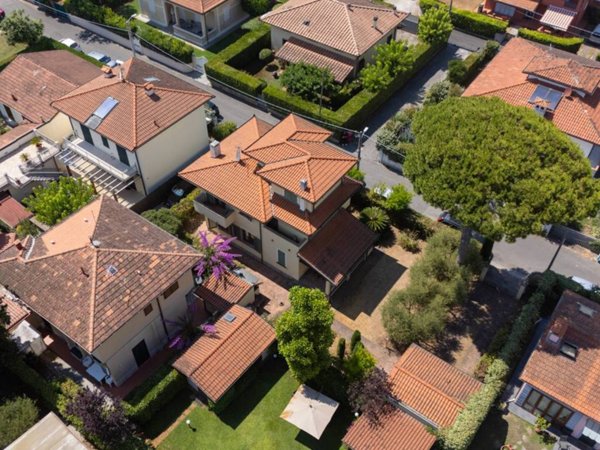 casa indipendente in vendita a Pietrasanta in zona Tonfano