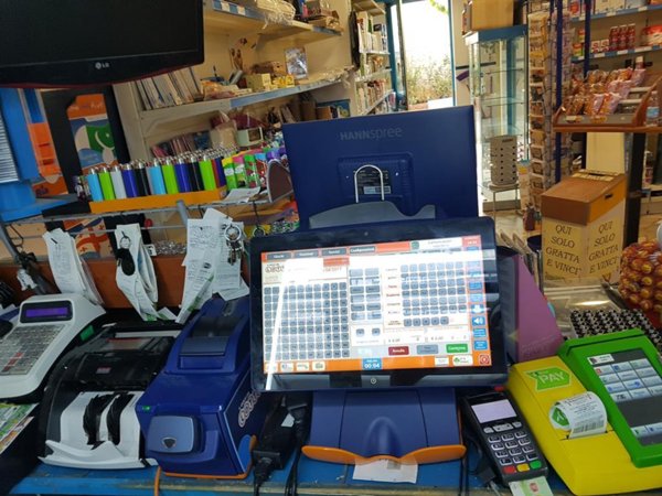 negozio in vendita a Pietrasanta