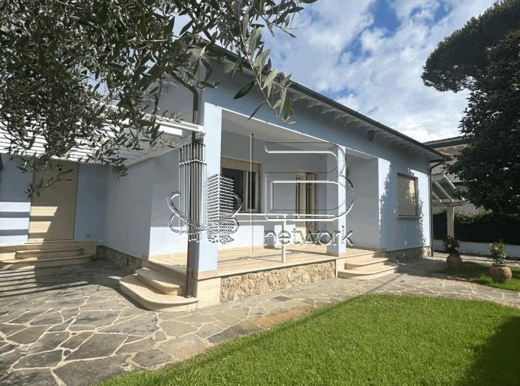 casa indipendente in vendita a Pietrasanta in zona Tonfano