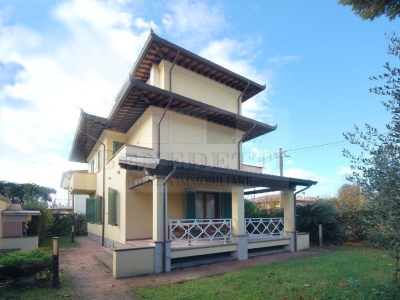 casa indipendente in vendita a Pietrasanta in zona Tonfano