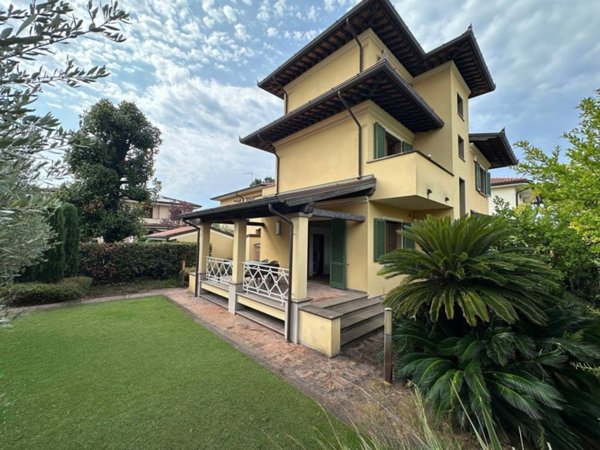 casa indipendente in vendita a Pietrasanta in zona Tonfano