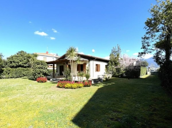 casa indipendente in vendita a Pietrasanta in zona Tonfano