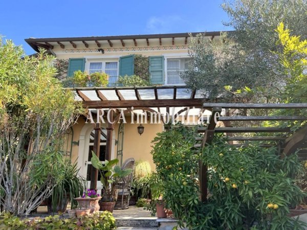 casa indipendente in vendita a Pietrasanta in zona Strettoia