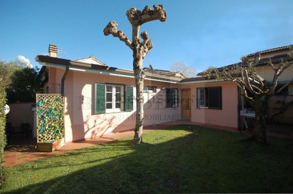 casa indipendente in vendita a Pietrasanta in zona Vignone
