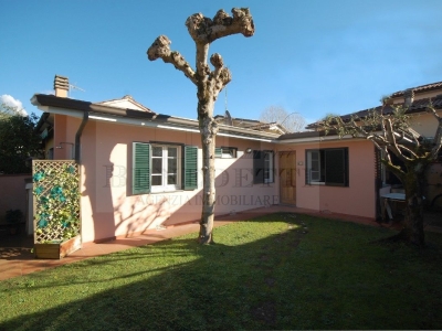 casa indipendente in vendita a Pietrasanta in zona Vignone