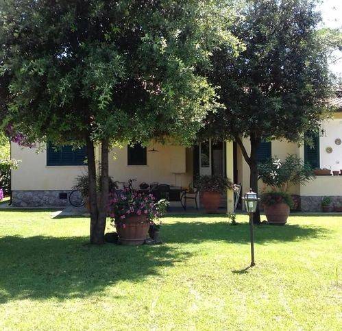 casa indipendente in vendita a Pietrasanta in zona Tonfano