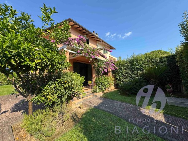casa indipendente in vendita a Pietrasanta in zona Marina di Pietrasanta