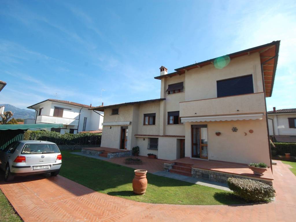 casa indipendente in vendita a Pietrasanta in zona Tonfano