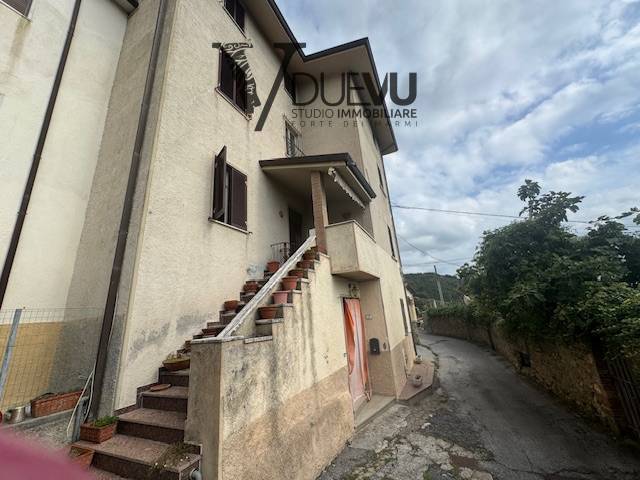 casa indipendente in vendita a Pietrasanta in zona Capezzano Monte