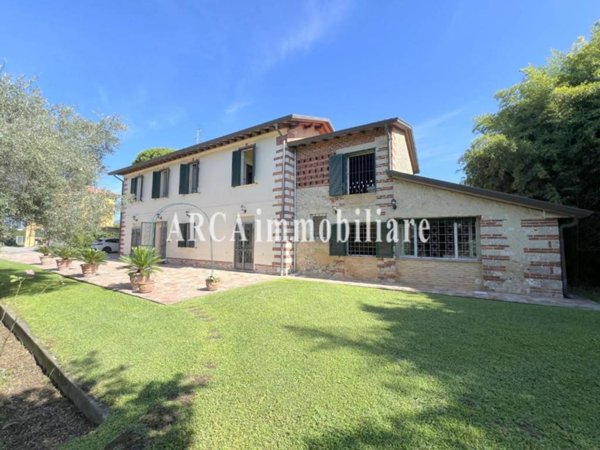 casa indipendente in vendita a Pietrasanta