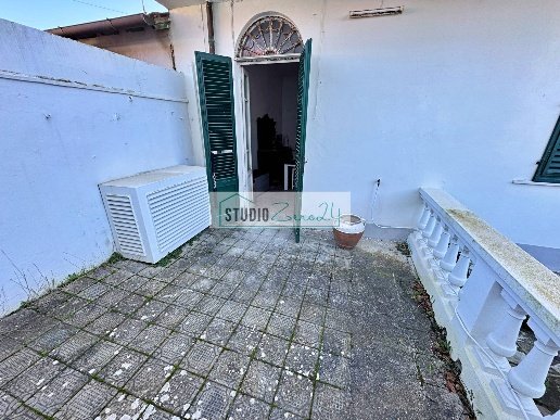 casa indipendente in vendita a Pietrasanta in zona Vignone