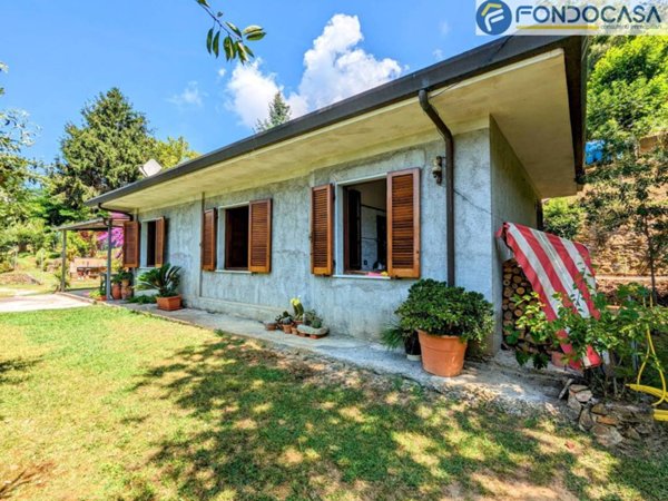 casa indipendente in vendita a Pietrasanta in zona Strettoia