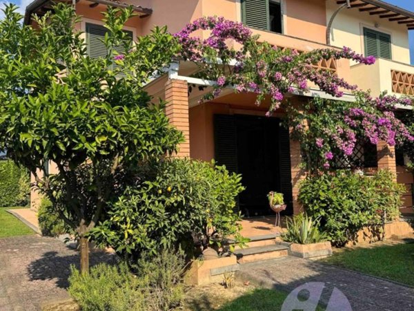 casa indipendente in vendita a Pietrasanta in zona Marina di Pietrasanta