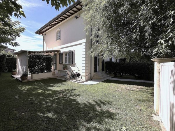 casa indipendente in vendita a Pietrasanta in zona Vignone