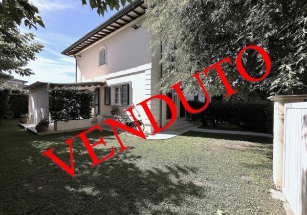 casa indipendente in vendita a Pietrasanta in zona Vignone