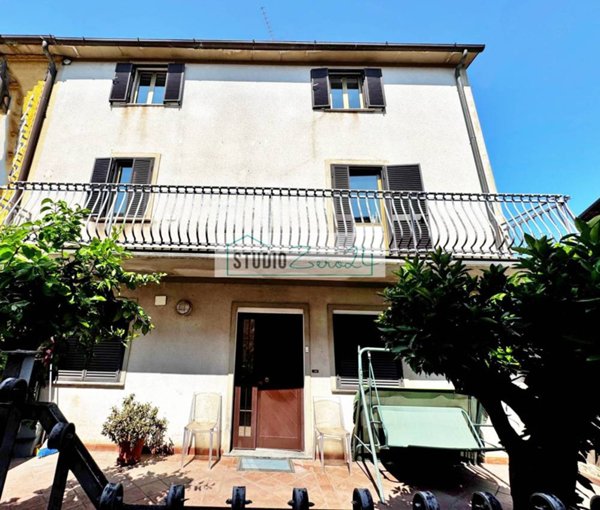 casa indipendente in vendita a Pietrasanta in zona Crociale