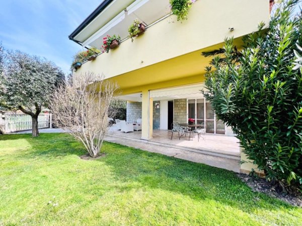 casa indipendente in vendita a Pietrasanta in zona Marina di Pietrasanta