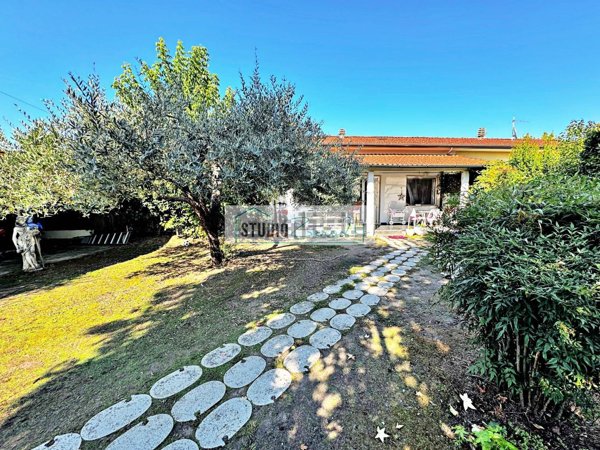 casa indipendente in vendita a Pietrasanta in zona Tonfano