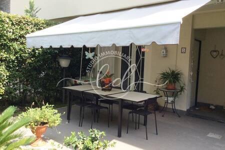 appartamento in vendita a Pietrasanta in zona Fiumetto