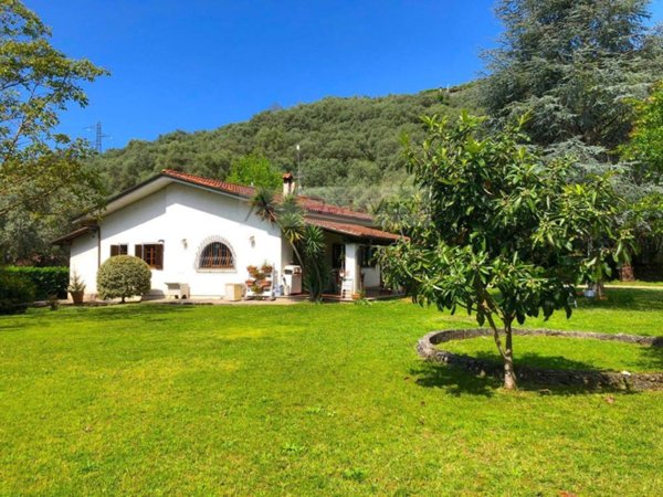 casa indipendente in vendita a Pietrasanta in zona Strettoia