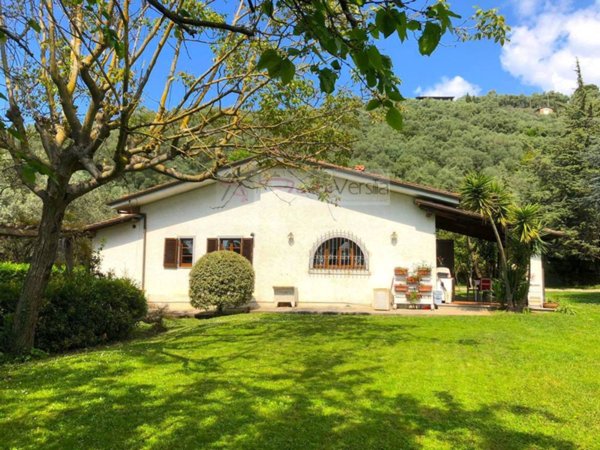 casa indipendente in vendita a Pietrasanta in zona Strettoia