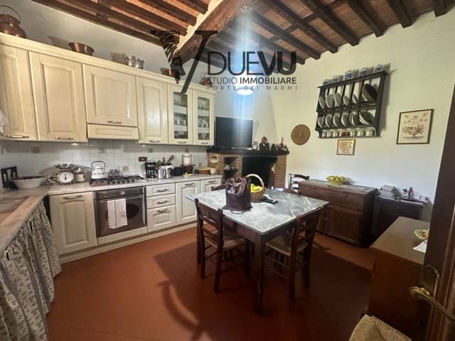 casa indipendente in vendita a Pietrasanta in zona Solaio