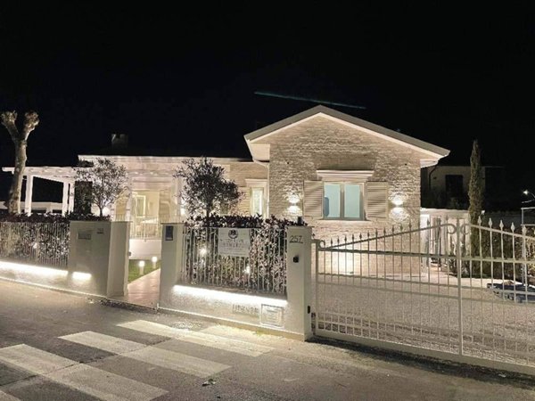 casa indipendente in vendita a Pietrasanta in zona Vignone