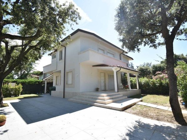 casa indipendente in vendita a Pietrasanta in zona Tonfano