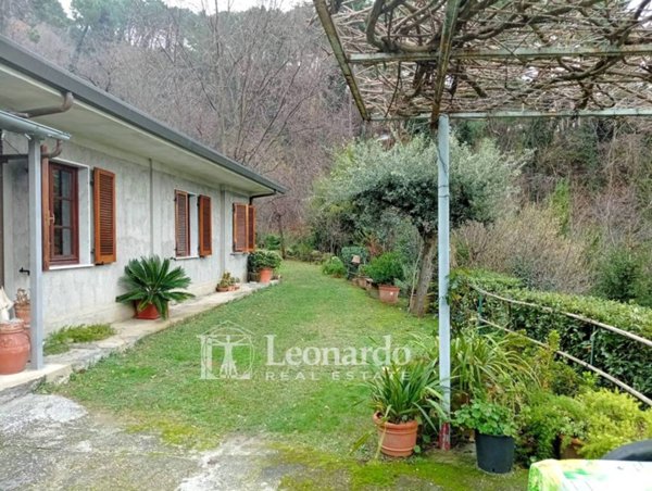 casa indipendente in vendita a Pietrasanta in zona Strettoia
