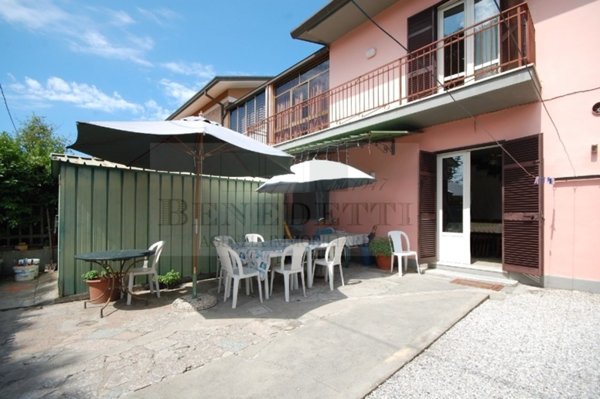casa indipendente in vendita a Pietrasanta in zona Tonfano